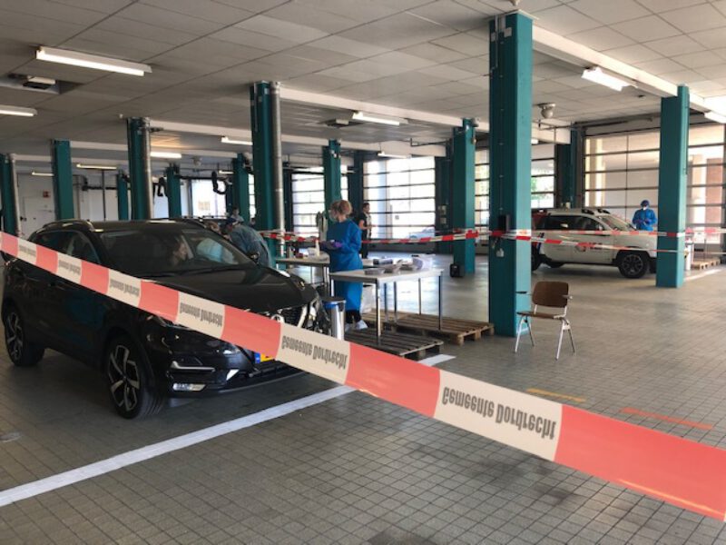 Autos in teststraat kazerne