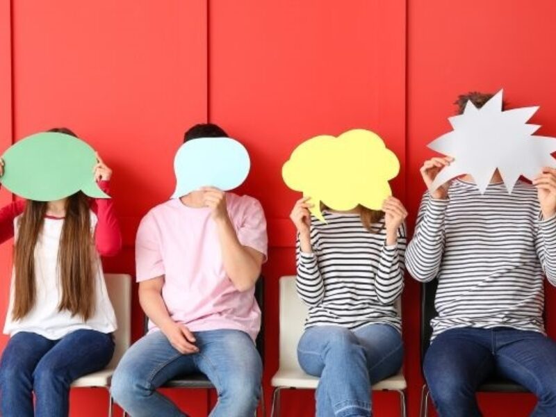 Kinderen met tekstballon voor gezicht