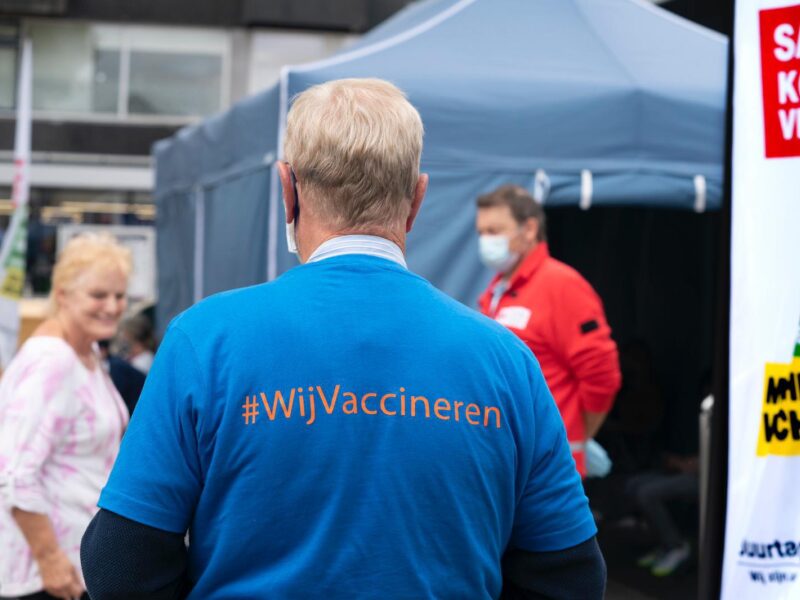 Prikken in de wijk vaccineren op de rug