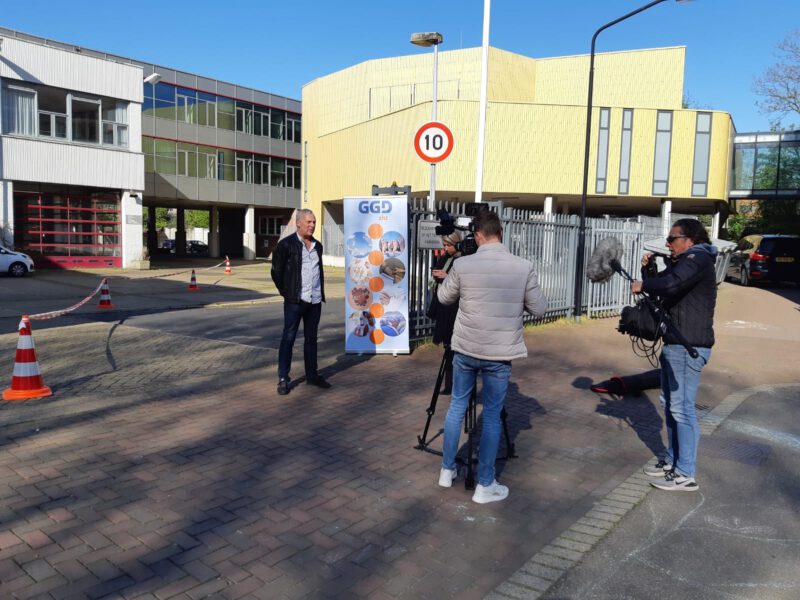 Adri van t Hof geeft interview