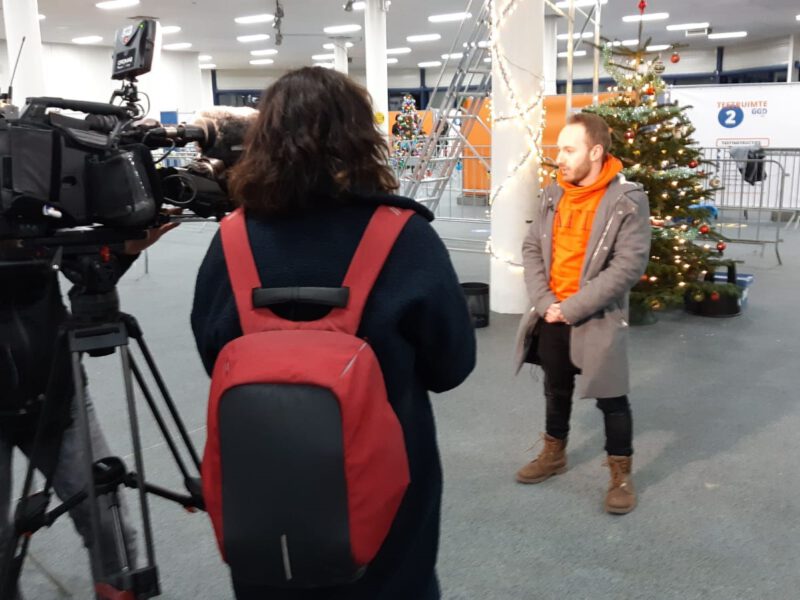 Joel wordt geinterviewd