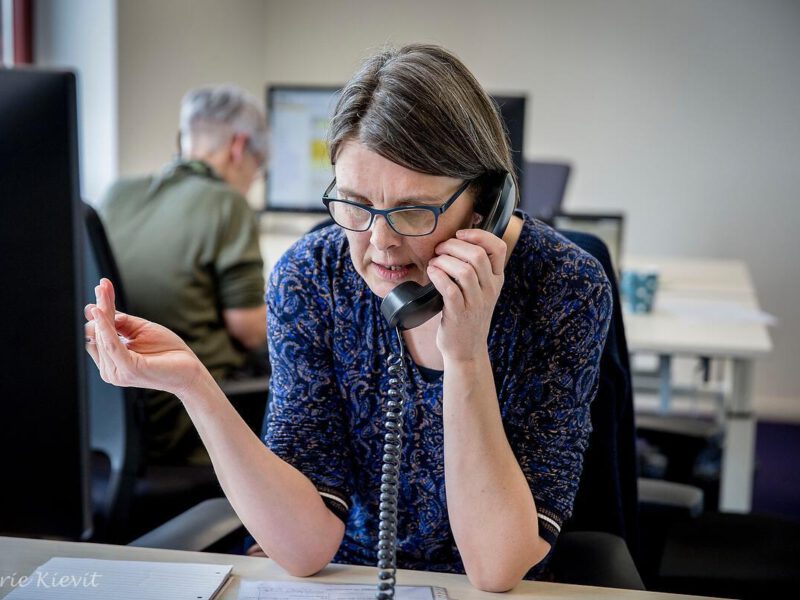 Medewerker bellen