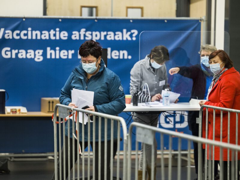 Mensen in rij voor vaccineren