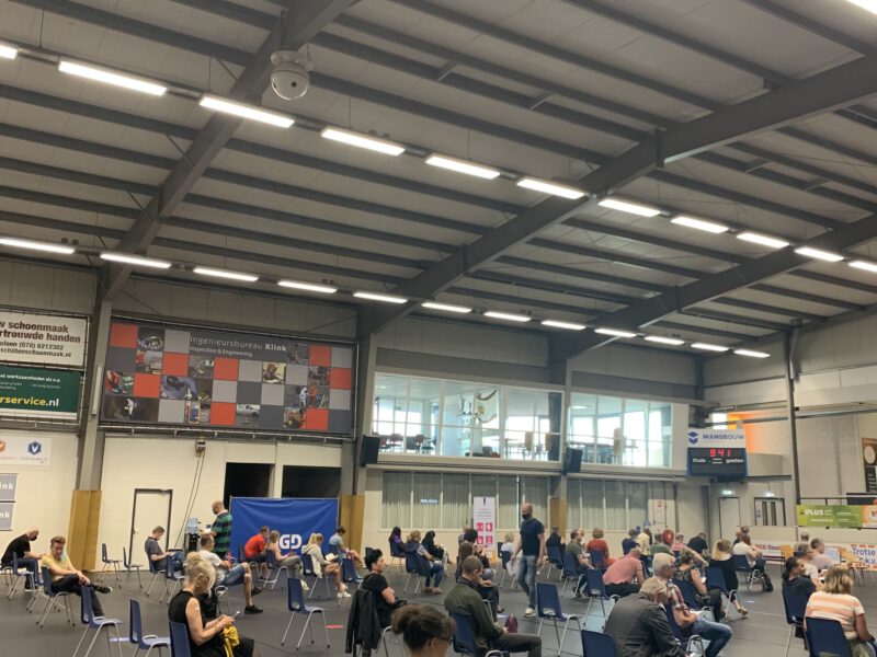 Wachtruimte Oranje wit met mensen
