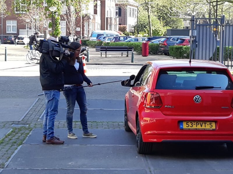 Automobilisten bij uitrijden teststraat geinterviewd
