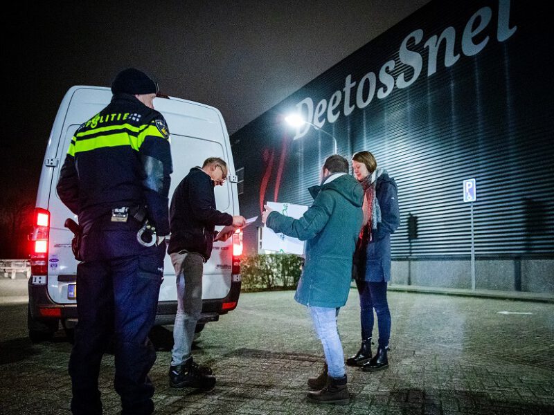 Eerste vaccins onder politiebegeleiding