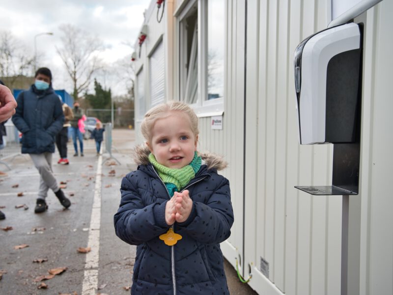 Kind desinfecteert handen