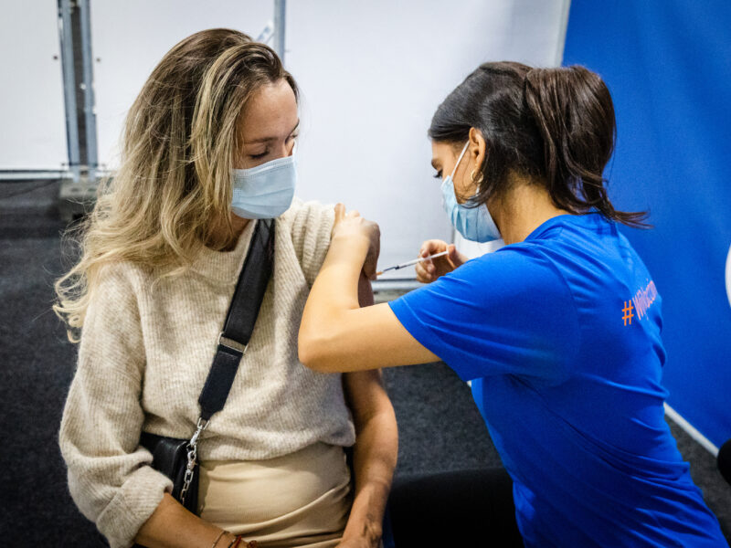 Medew zet vaccinatie bij inwoner