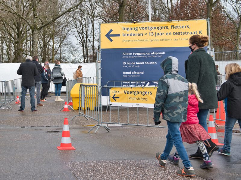 Moeder met kinderen naar teststraat